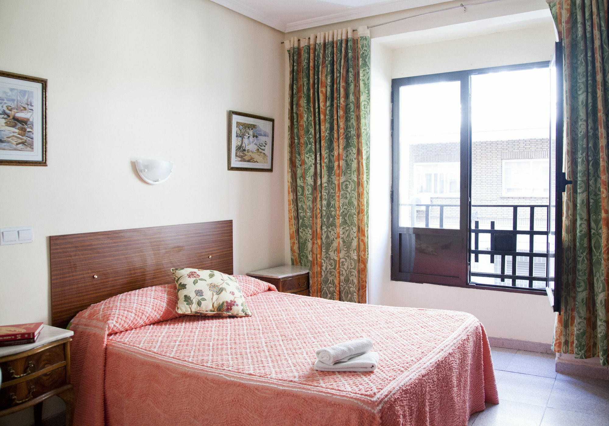 Hostal Arriaza Мадрид Экстерьер фото