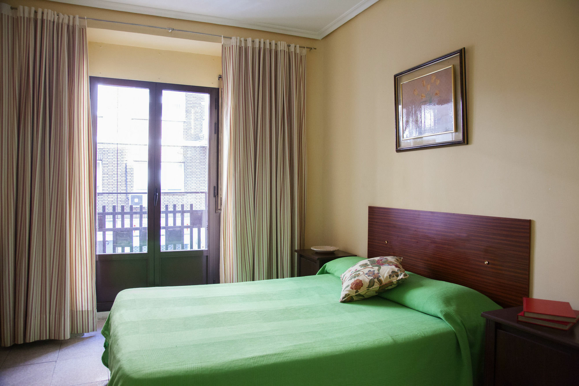 Hostal Arriaza Мадрид Экстерьер фото